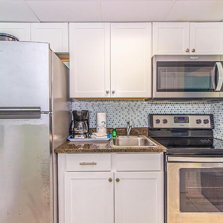 Oversized Ocean View Queen Suite With Beautiful Fireplace And Accents - Sleeps 4 Guests! Myrtle Beach Quarto foto