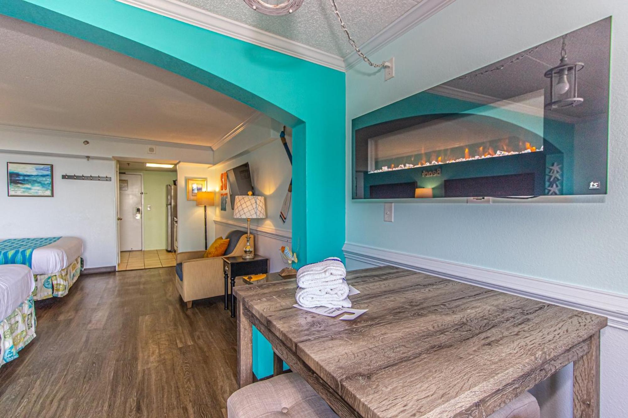 Oversized Ocean View Queen Suite With Beautiful Fireplace And Accents - Sleeps 4 Guests! Myrtle Beach Quarto foto