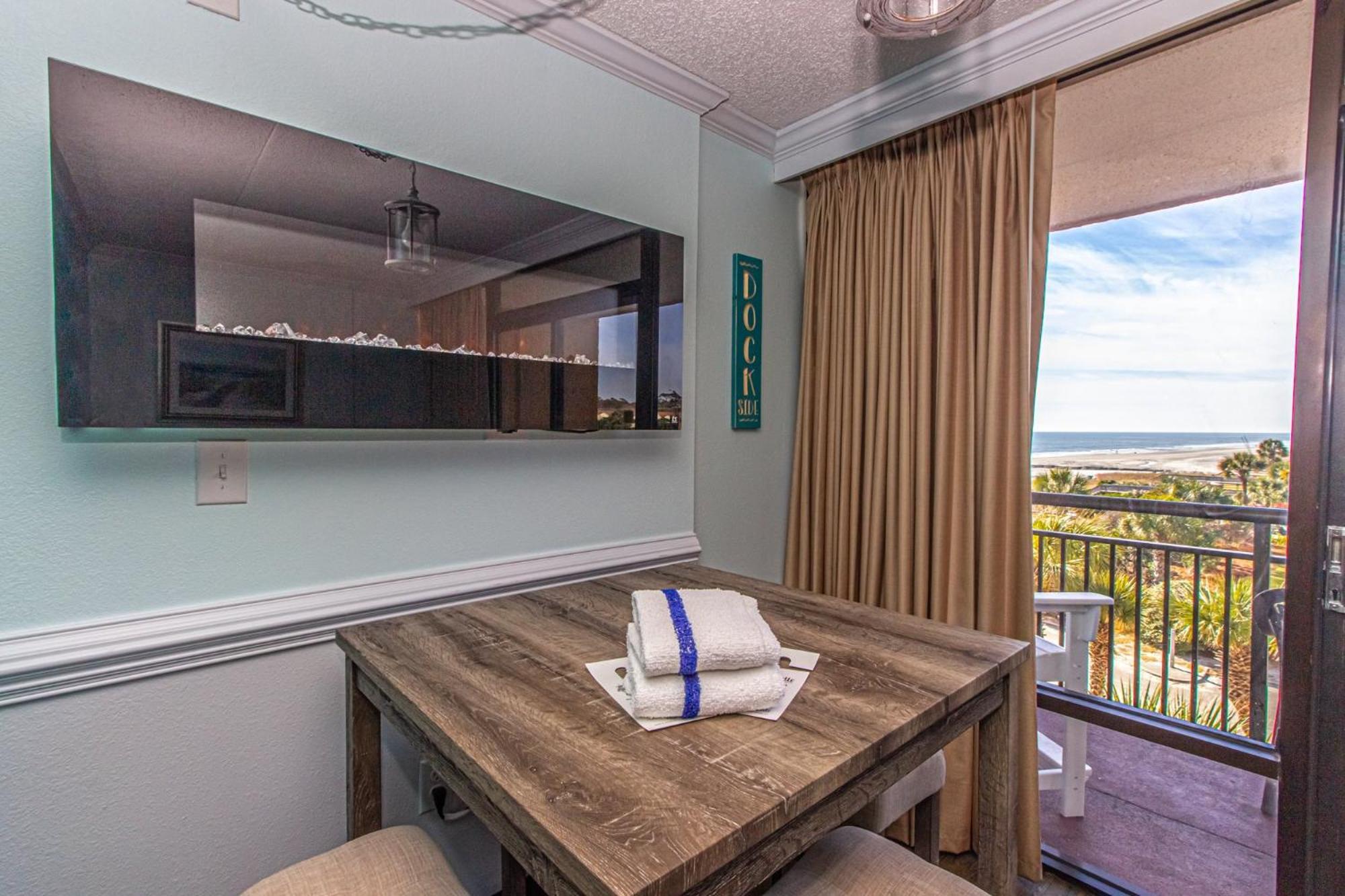 Oversized Ocean View Queen Suite With Beautiful Fireplace And Accents - Sleeps 4 Guests! Myrtle Beach Quarto foto