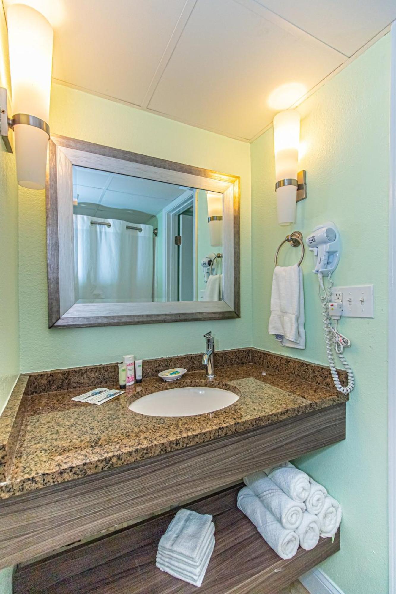 Oversized Ocean View Queen Suite With Beautiful Fireplace And Accents - Sleeps 4 Guests! Myrtle Beach Quarto foto